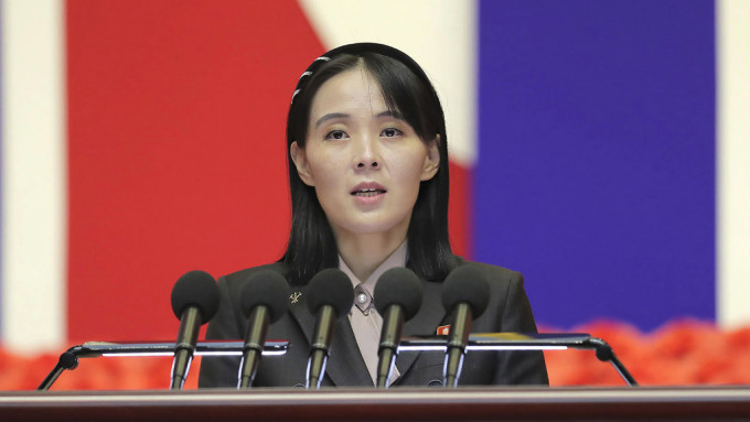北韓領導人金正恩的胞妹金與正抨擊南韓破壞其武器發展，表示額外的制裁將無法阻擋北韓的導彈計畫，並暗示北韓將以正常發射仰角發射洲際彈道導彈。AP