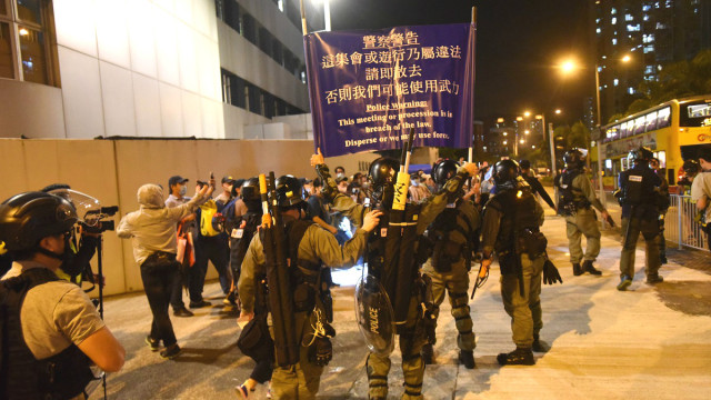 案发日大批巿民疑不满催泪气泄漏而包围警方大兴行动基地。资料图片