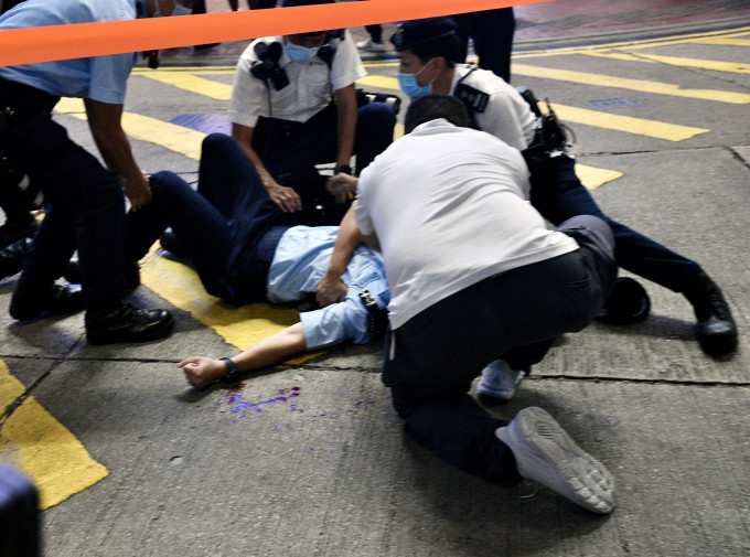 一名警員昨晚在銅鑼灣崇光百貨對開遇襲。資料圖片