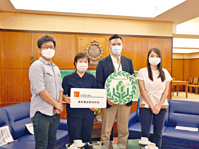 督察陳尚澧（右二）與李少翠（左二）、林振華（左一）及胡嘉燕（右一）講述「葵盾計畫」有助預防青少年犯罪。