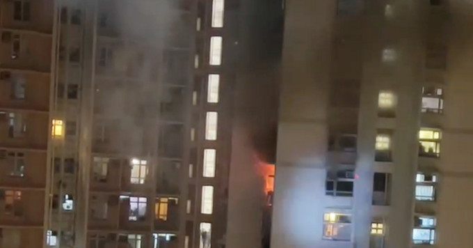 鲤鱼门邨一个高层单位疑拖板短路起火。影片截图