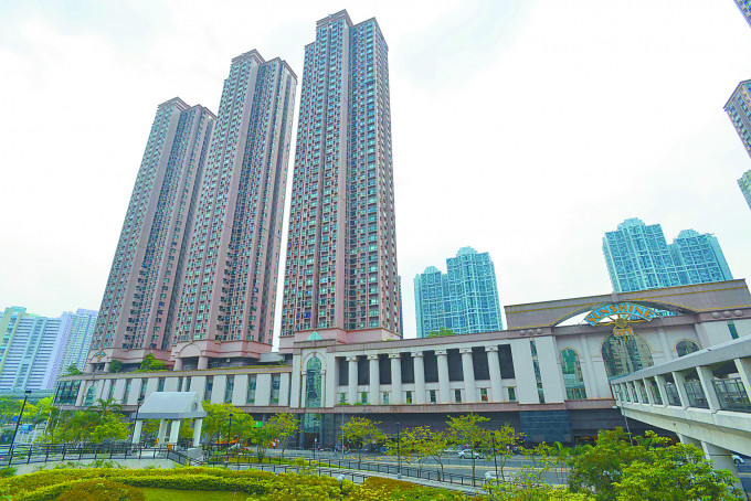新港城两房户以尺价1.9万易手。