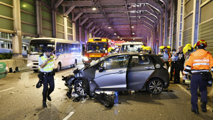 私家車意外後橫亘路中。讀者提供