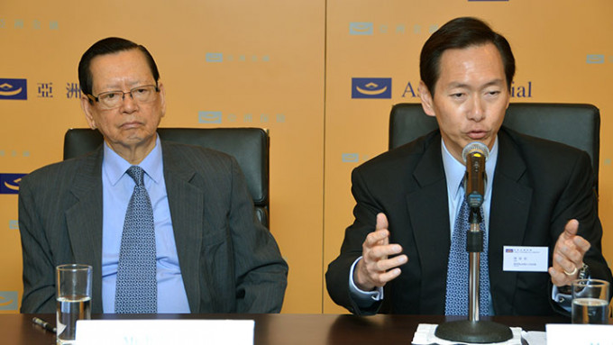 陳有慶（左）昨日離世，其子陳智思（右）接任亞洲金融主席。資料圖片