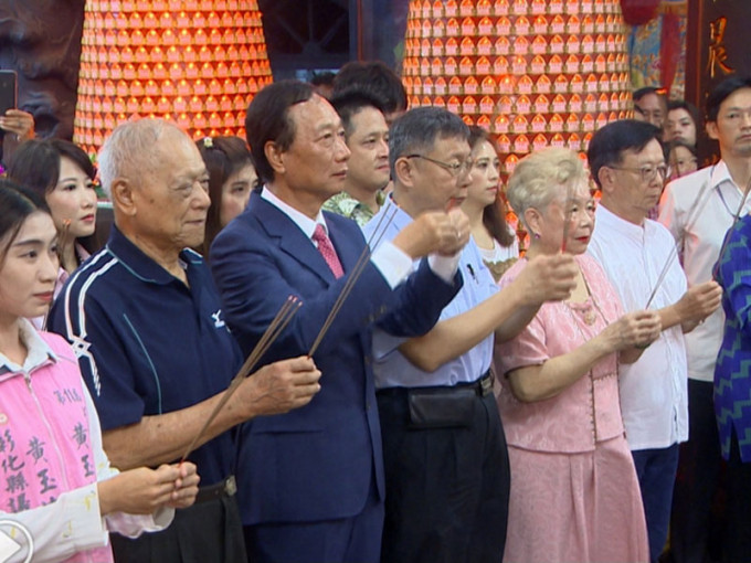 郭台銘與柯文哲再次同場露面，一起參拜城隍廟。（網圖）