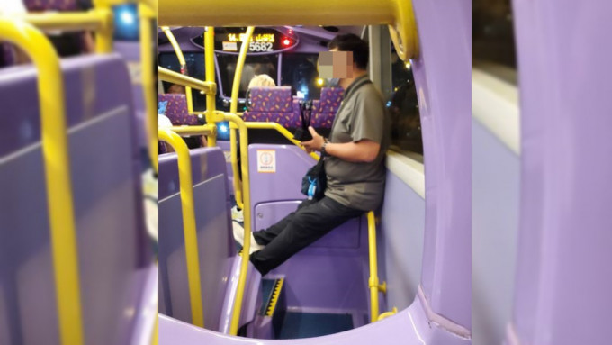 巴士阿叔坐「特别」座位，引起网民热议。（网上图片）