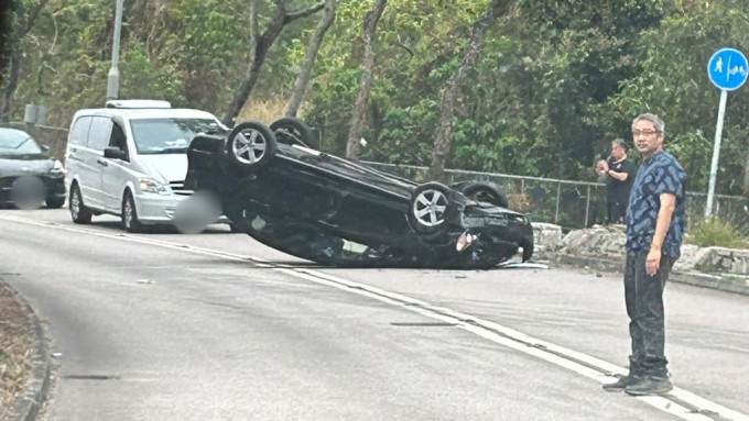 大埔私家車撞壆後四輪朝天，幸司機無受傷。fb馬路的事討論區 Kam Puiyan圖片
