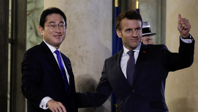 日本首相岸田文雄到訪法國與馬克龍會晤，雙方承諾在亞太加強安全合作。reuters