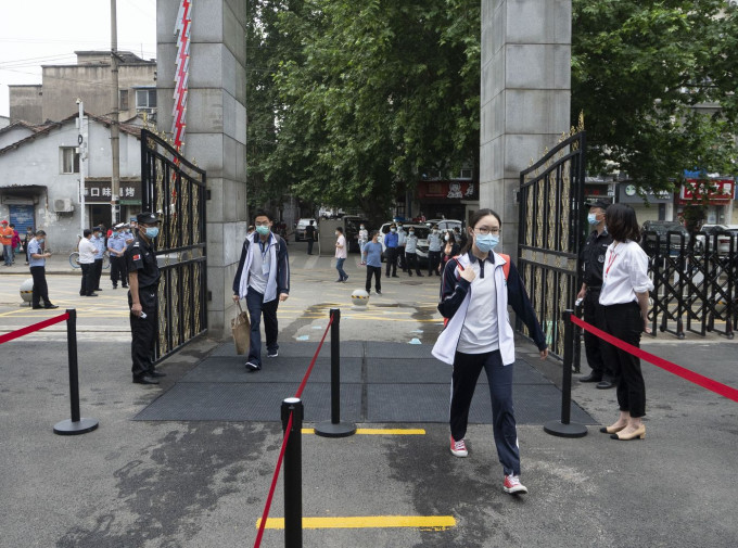 武汉高中学生已复课。新华社图片