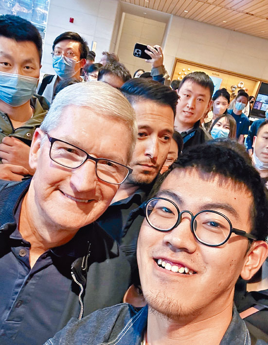 蘋果CEO庫克前日現身北京三里屯，顧客爭相合影。