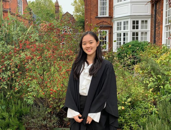 畢業於拔萃女書院的蔡欣平，是去年文憑試的「超級狀元」，現時在英國劍橋大學修讀經濟系。
