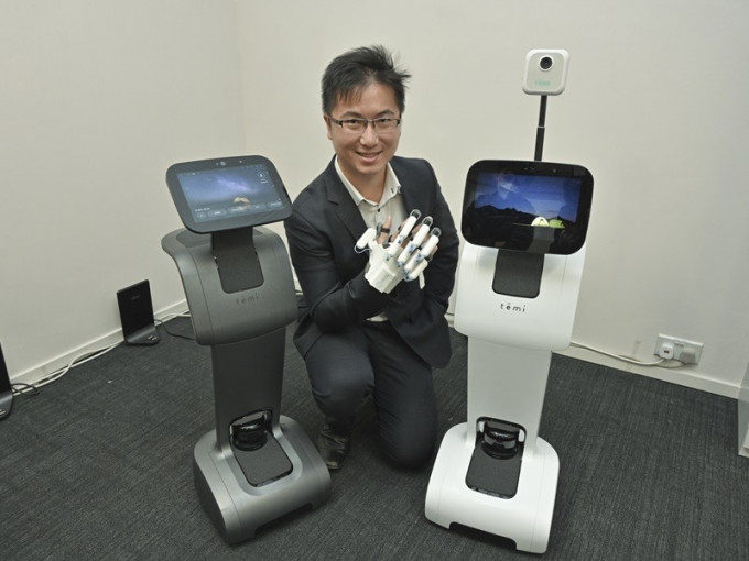 东兴自动化副董事长林朗熙近日为智能机械人Temi增添量度体温功能。（资料图片）