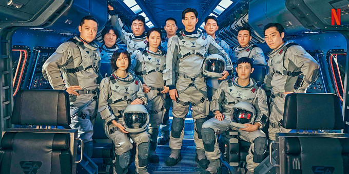 ■孔刘主演的Netflix新作《寂静之海》首曝光，他带领众太空人型爆现身。