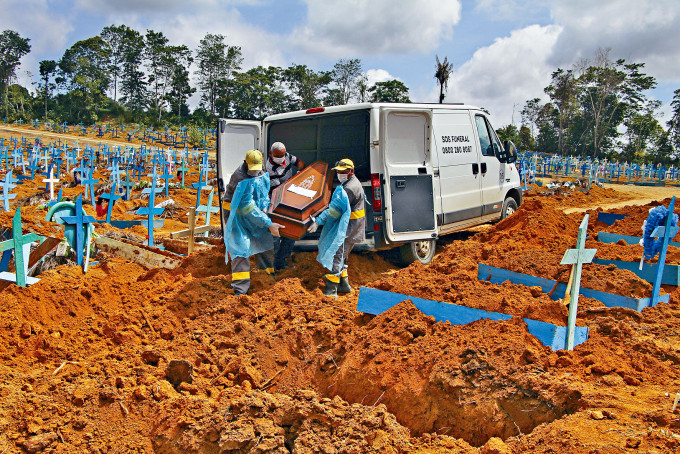 ■在亚马逊州首府玛瑙斯，坟场工人将一名因新冠肺炎死亡的长者下葬。