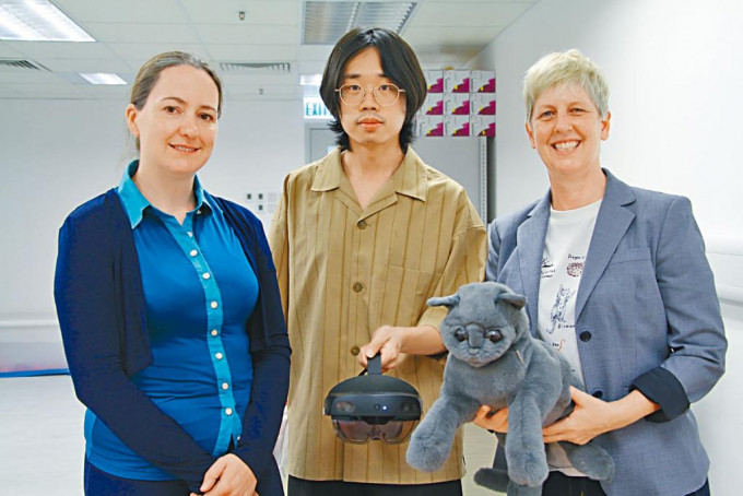 Vanessa Barrs（右）期望AR系统有助学生练习触诊，亦可让教师了解学习情况。旁为Rebecca Parkes（左）及王翘楚。