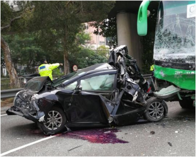 私家车车头和车尾均损毁严重。facebook‎马路的事讨论区Kaho Fan转载