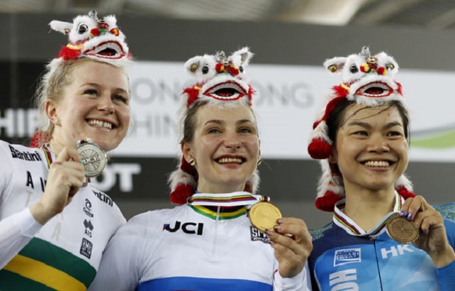 李慧詩（右）去年在本港舉行的場地單車賽上不敵禾歌（中），奪得銅牌。美聯社資料圖片