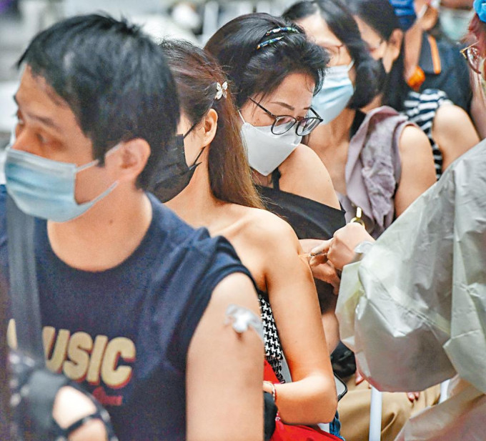 疫情升溫，台北車站疫苗接種站人潮滿滿。