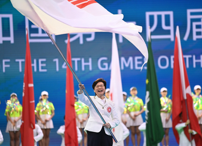 林鄭月娥揮舞全運會會旗。新華社圖片