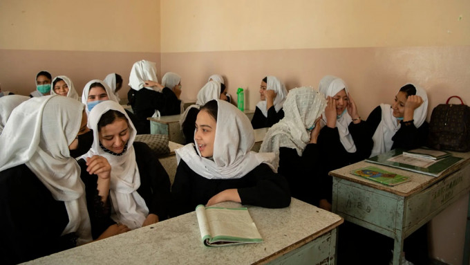 塔利班允许女生下周重返中学上课。资料图片