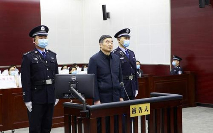 國家開發銀行原黨委書記、董事長胡懷邦受贿，被判無期徒刑。