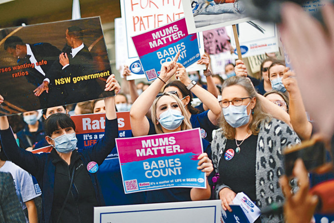 澳洲新南威尔斯省的护士和助产士周四在雪梨示威，抗议人手短缺。
