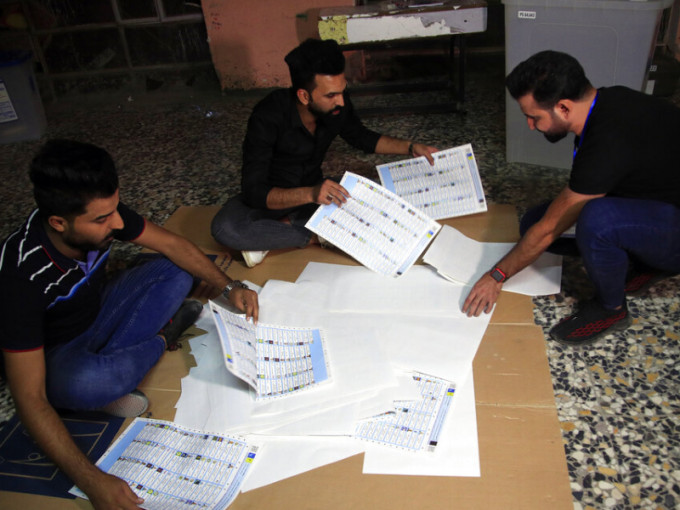 伊拉克国会选举完成投票，有职员开始点票。AP图片