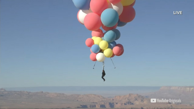 布莱恩手持约50个氦气气球成功升空。 影片截图