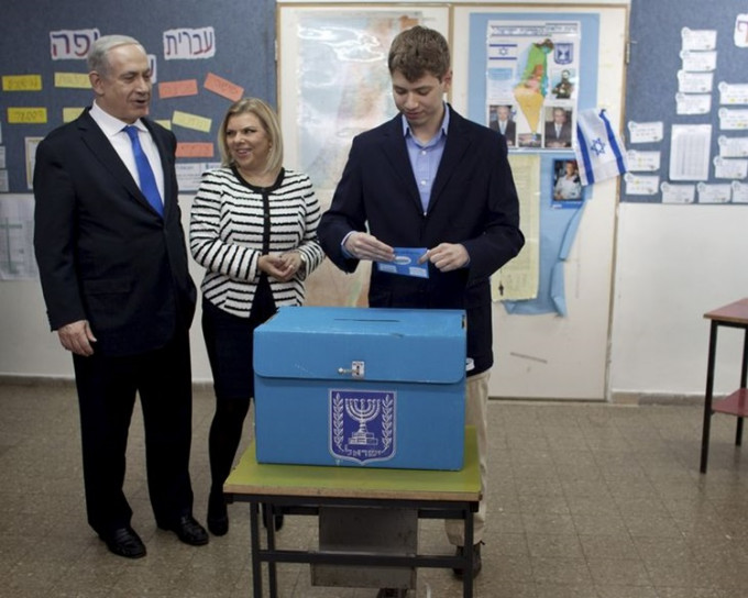 以色列总理内塔尼亚胡（左）的儿子亚伊尔（Yair Netanyahu）因在facebook发表过激言论，被停用24小时。AP