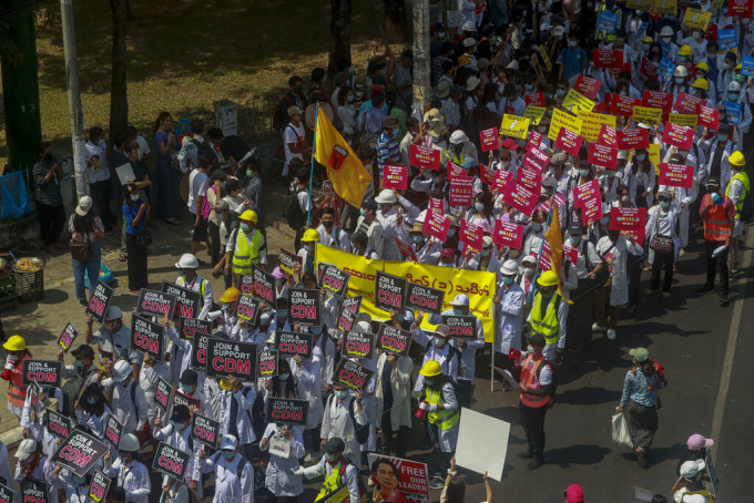 緬甸周四再有民眾上街，抗議軍方於2月1日奪取了昂山素姬政權。AP圖片