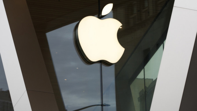 苹果向美国指定旧iPhone型号用家发放赔偿。(美联社)