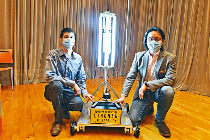 ■「智能紫外光消毒机械人」全自动操作，高永贤（右）称有助减省人手，更可遥距监察。