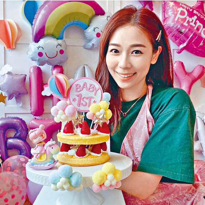 杨秀惠亲力亲为，为爱女炮制梦幻生日蛋糕。