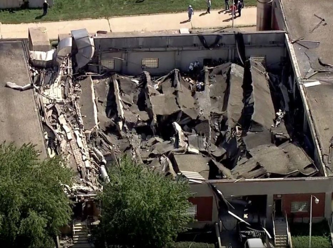 美国芝加哥一座污水处理厂周四发生爆炸，上盖局部塌下，10人受伤。网图