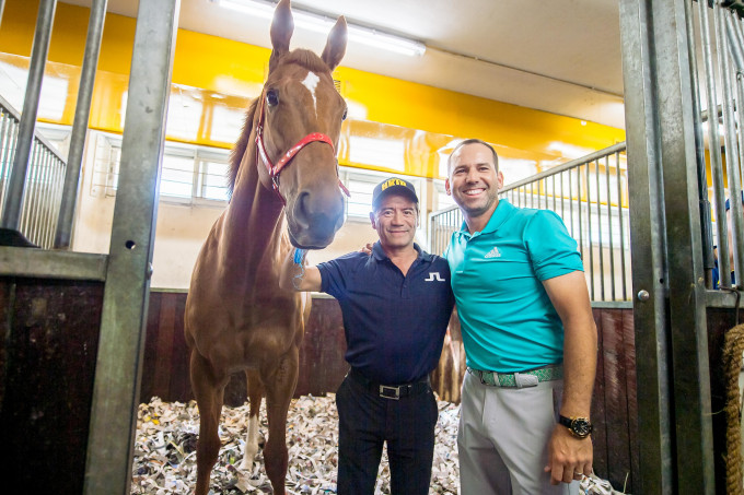 加西亚(右)造访著名骑师告东尼位于沙田的马房，了解赛马运动个中运作。相片由公关提供