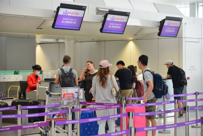 旅客到香港快运柜位办理登机手续。