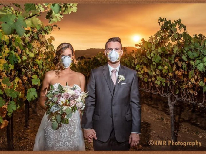 婚纱摄影师罗亚(Karna Roa)把新郎和新娘戴口罩的结婚照，在社交媒体上分享。  Karna Roa 图片