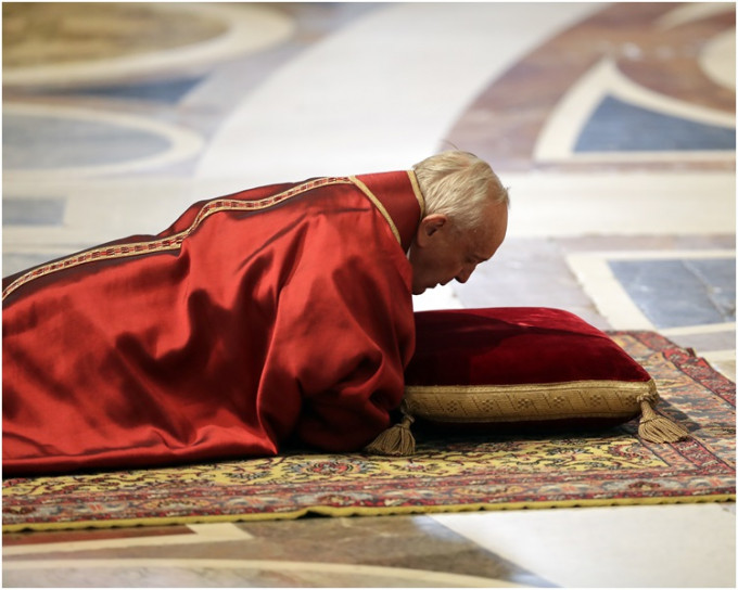 教宗在耶稣受难日主持拜苦路仪式。 AP