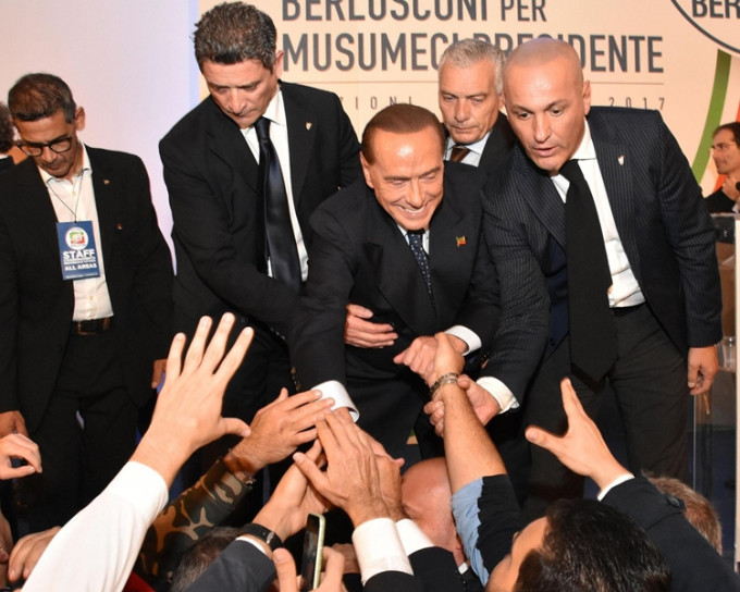 意大利前總理貝盧斯科尼（中）領導的中間偏右聯盟在地方選舉中取得勝利。美聯社