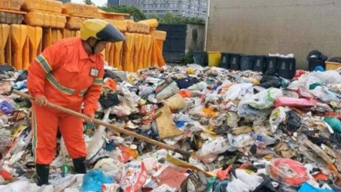 杭州一名男子誤將妻子的首飾丟掉，清潔工人翻找8噸垃圾後尋回。網上圖片