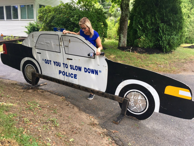 纸版警车的大小，与真实的警车差不多，车身上印有「提醒你减速，警察」的字句。网图