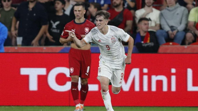 加維(白衫)成西班牙史上最年輕入球者。Reuters