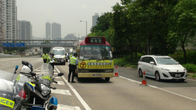 警方今午在油麻地西九龙走廊西往葵涌方向，近渡船街的一段路设置路障随机截查。