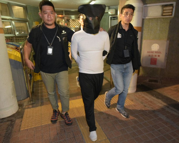 警方押男子返回天逸邨寓所搜查，但无发现。