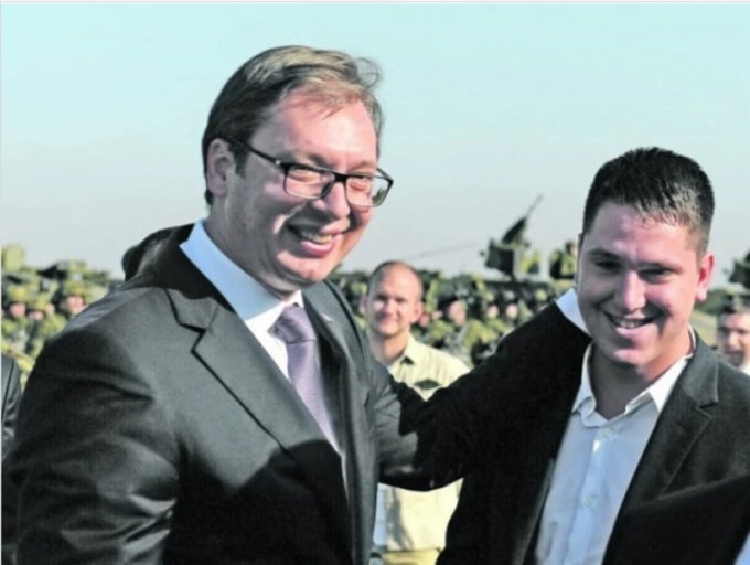 塞爾維亞總統武契奇（左）證實22歲兒子達尼洛確診新冠肺炎。（網圖）
