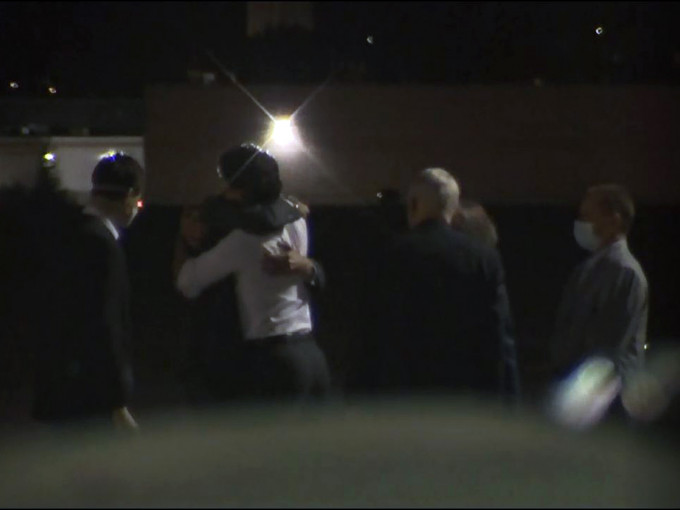 加拿大总理杜鲁多(白衫者)上前与其中一名获许返国的加拿大公民拥抱。(影片截图)