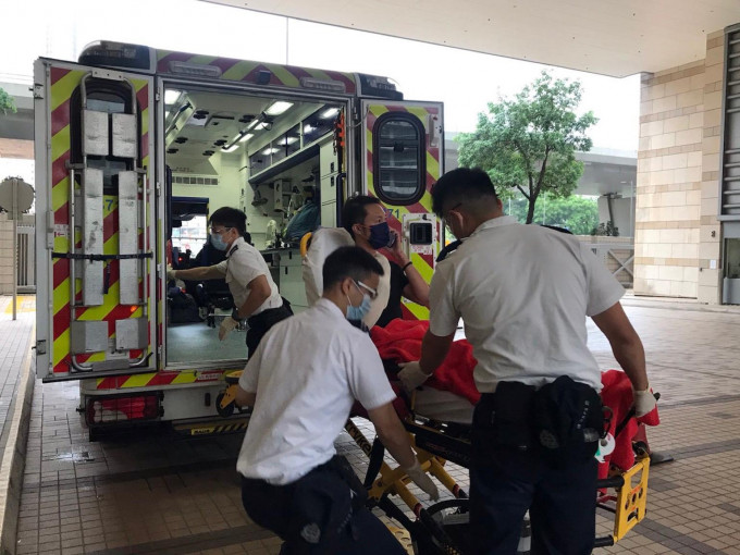 伤者由救护车送院治理。陈子豪摄
