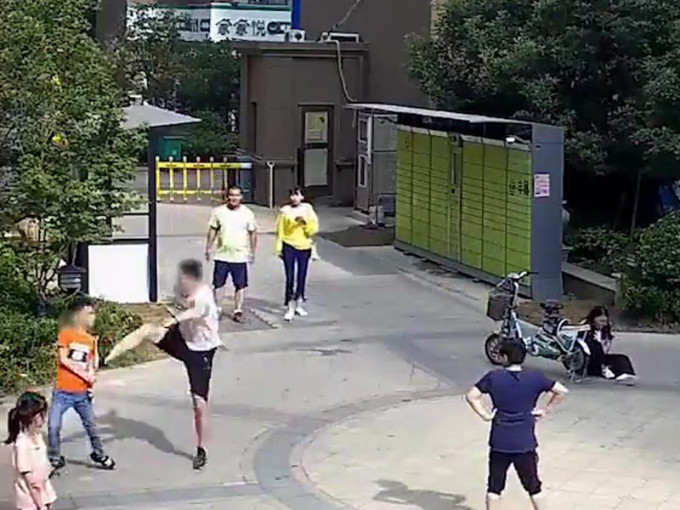 女伴被足球击中后蹲下来（右），男子一脚将踢波少年踢倒，最终被拘留12日。（网图）
