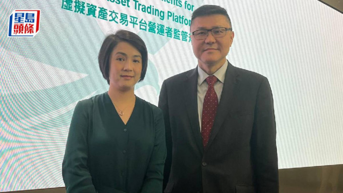 左至右，证监会金融科技组主管黄乐欣；证监会中介机构部临时主管蔡锺辉