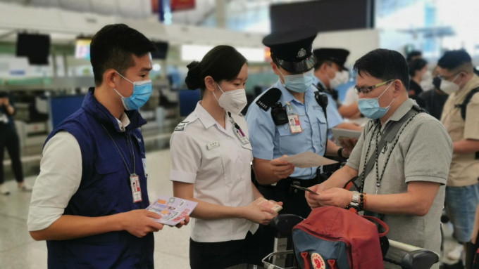 警务处和入境事务处人员早前在香港国际机场预办登机柜位派发宣传单张，提醒离港旅客小心求职骗案及注意外游安全。政府新闻处图片